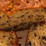 Cake au roquefort, lardons et noix